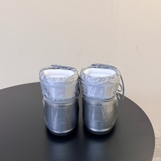 Moon Boot2026vs秋冬季爆款雪地靴系列…… 【情侣亲子月亮雪地靴】 忘了UGG吧,时髦人都在穿Moon B Moon Boot2026vs秋冬季爆款雪地靴系列…… 【情侣亲子月亮雪地靴】 忘了UGG吧,时髦人都在穿Moon B