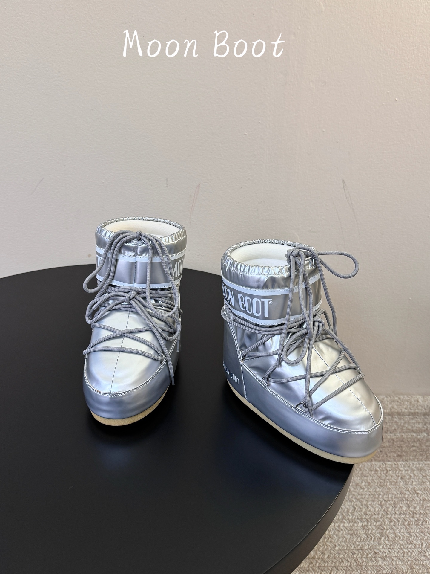 Moon Boot2026vs秋冬季爆款雪地靴系列…… 【情侣亲子月亮雪地靴】 忘了UGG吧,时髦人都在穿Moon B Moon Boot2026vs秋冬季爆款雪地靴系列…… 【情侣亲子月亮雪地靴】 忘了UGG吧,时髦人都在穿Moon B