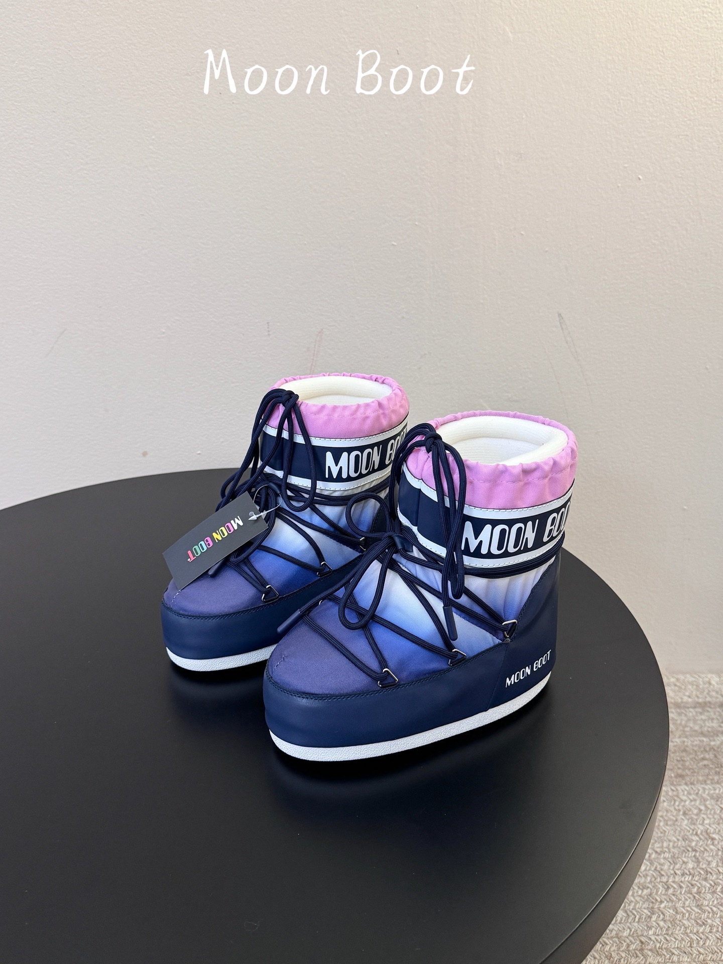 Moon Boot2026vs秋冬季爆款雪地靴系列…… 【情侣亲子月亮雪地靴】 忘了UGG吧,时髦人都在穿Moon B Moon Boot2026vs秋冬季爆款雪地靴系列…… 【情侣亲子月亮雪地靴】 忘了UGG吧,时髦人都在穿Moon B