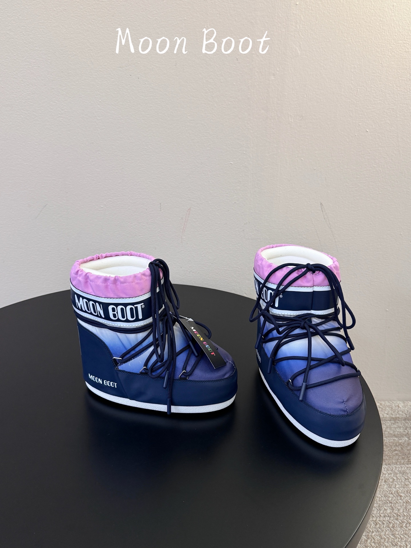 Moon Boot2026vs秋冬季爆款雪地靴系列…… 【情侣亲子月亮雪地靴】 忘了UGG吧,时髦人都在穿Moon B Moon Boot2026vs秋冬季爆款雪地靴系列…… 【情侣亲子月亮雪地靴】 忘了UGG吧,时髦人都在穿Moon B