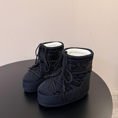 Moon Boot2026vs秋冬季爆款雪地靴系列…… 【情侣亲子月亮雪地靴】 忘了UGG吧,时髦人都在穿Moon B Moon Boot2026vs秋冬季爆款雪地靴系列…… 【情侣亲子月亮雪地靴】 忘了UGG吧,时髦人都在穿Moon B