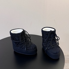 Moon Boot2026vs秋冬季爆款雪地靴系列…… 【情侣亲子月亮雪地靴】 忘了UGG吧,时髦人都在穿Moon B Moon Boot2026vs秋冬季爆款雪地靴系列…… 【情侣亲子月亮雪地靴】 忘了UGG吧,时髦人都在穿Moon B