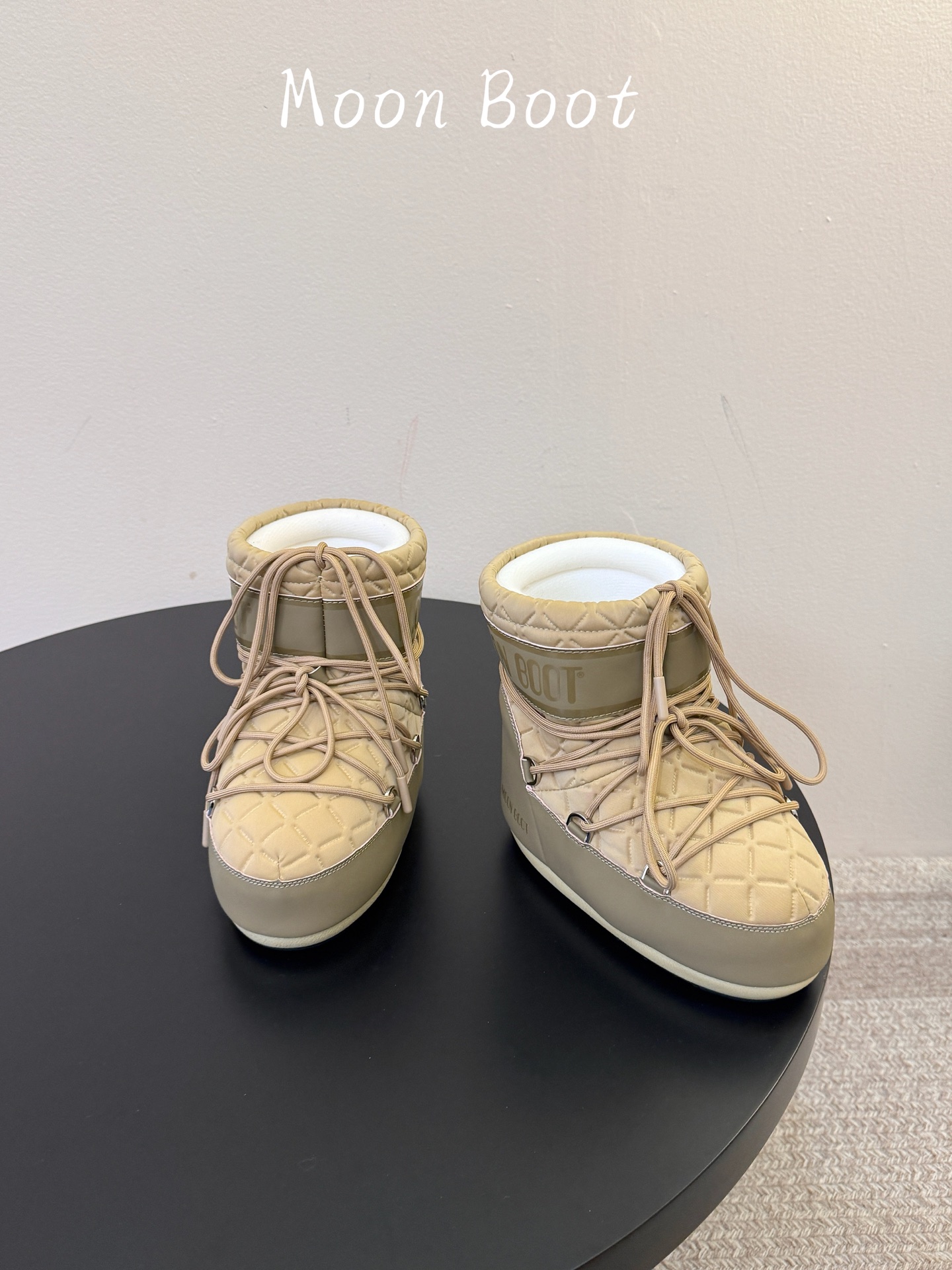 Moon Boot2026vs秋冬季爆款雪地靴系列…… 【情侣亲子月亮雪地靴】 忘了UGG吧,时髦人都在穿Moon B Moon Boot2026vs秋冬季爆款雪地靴系列…… 【情侣亲子月亮雪地靴】 忘了UGG吧,时髦人都在穿Moon B