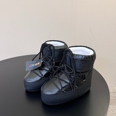 Moon Boot2026vs秋冬季爆款雪地靴系列…… 【情侣亲子月亮雪地靴】 忘了UGG吧,时髦人都在穿Moon B Moon Boot2026vs秋冬季爆款雪地靴系列…… 【情侣亲子月亮雪地靴】 忘了UGG吧,时髦人都在穿Moon B