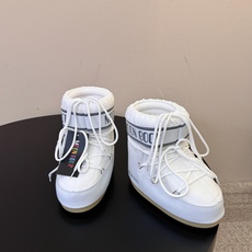 Moon Boot2026vs秋冬季爆款雪地靴系列…… 【情侣亲子月亮雪地靴】 忘了UGG吧,时髦人都在穿Moon B Moon Boot2026vs秋冬季爆款雪地靴系列…… 【情侣亲子月亮雪地靴】 忘了UGG吧,时髦人都在穿Moon B