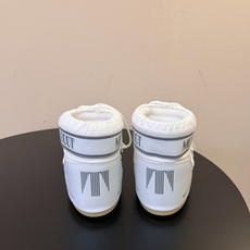 Moon Boot2026vs秋冬季爆款雪地靴系列…… 【情侣亲子月亮雪地靴】 忘了UGG吧,时髦人都在穿Moon B Moon Boot2026vs秋冬季爆款雪地靴系列…… 【情侣亲子月亮雪地靴】 忘了UGG吧,时髦人都在穿Moon B