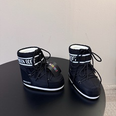 Moon Boot2026vs秋冬季爆款雪地靴系列…… 【情侣亲子月亮雪地靴】 忘了UGG吧,时髦人都在穿Moon B Moon Boot2026vs秋冬季爆款雪地靴系列…… 【情侣亲子月亮雪地靴】 忘了UGG吧,时髦人都在穿Moon B