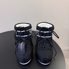 Moon Boot2026vs秋冬季爆款雪地靴系列…… 【情侣亲子月亮雪地靴】 忘了UGG吧,时髦人都在穿Moon B Moon Boot2026vs秋冬季爆款雪地靴系列…… 【情侣亲子月亮雪地靴】 忘了UGG吧,时髦人都在穿Moon B