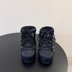 Moon Boot2026vs秋冬季爆款雪地靴系列…… 【情侣亲子月亮雪地靴】 忘了UGG吧,时髦人都在穿Moon B Moon Boot2026vs秋冬季爆款雪地靴系列…… 【情侣亲子月亮雪地靴】 忘了UGG吧,时髦人都在穿Moon B