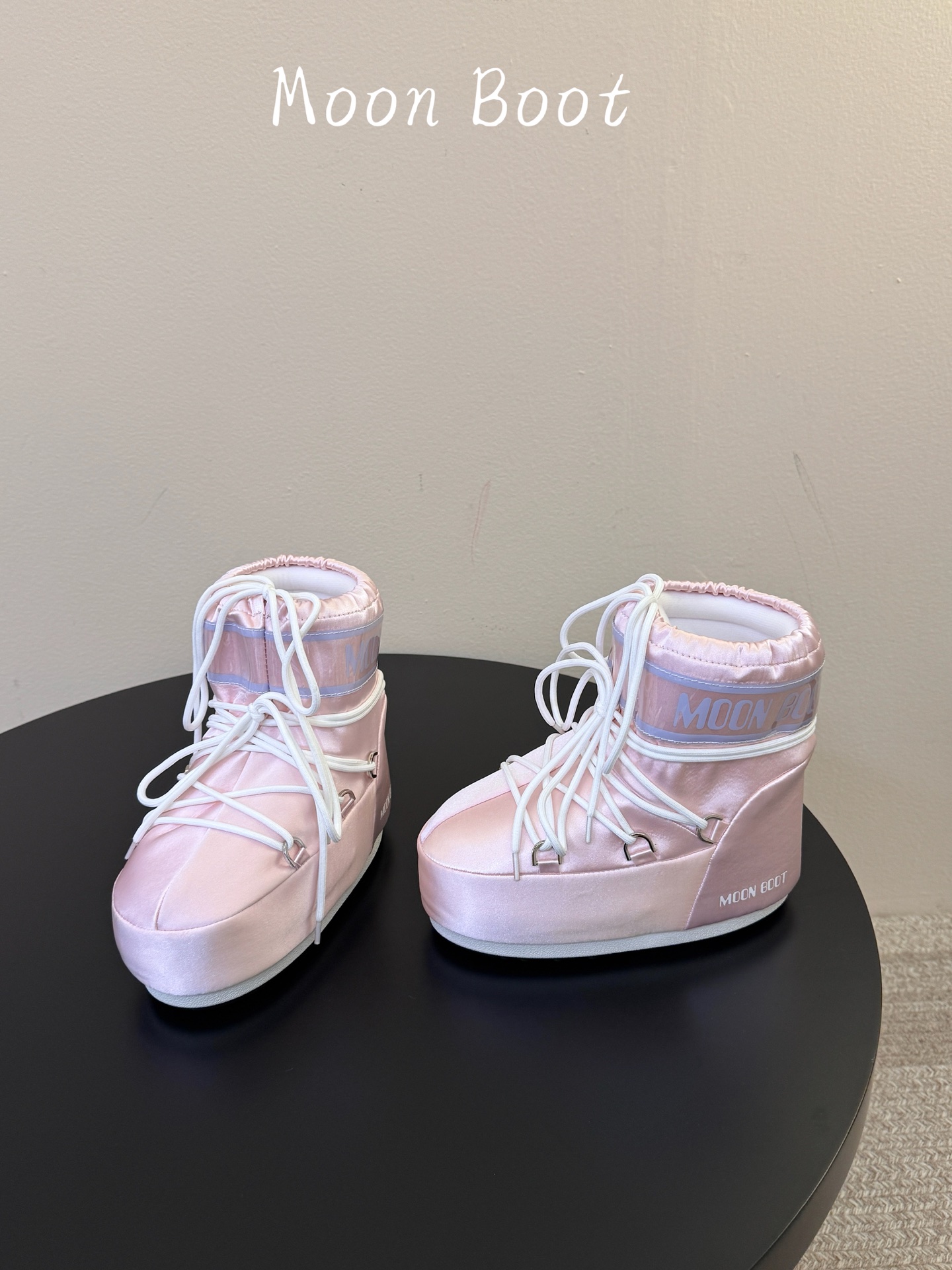 Moon Boot2026vs秋冬季爆款雪地靴系列…… 【情侣亲子月亮雪地靴】 忘了UGG吧,时髦人都在穿Moon B Moon Boot2026vs秋冬季爆款雪地靴系列…… 【情侣亲子月亮雪地靴】 忘了UGG吧,时髦人都在穿Moon B