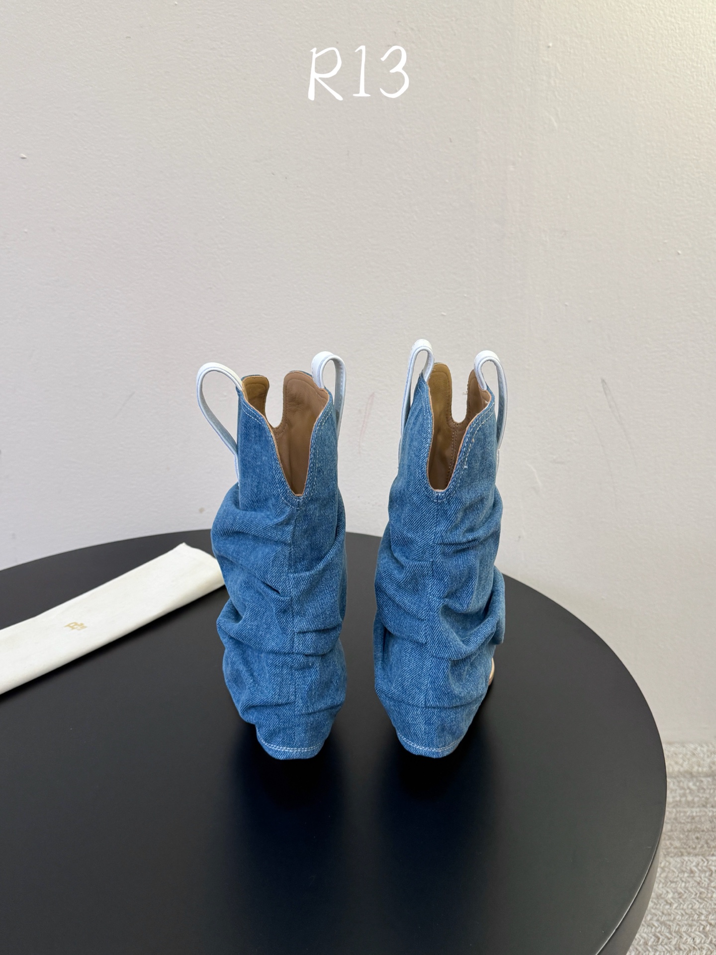 R13 26秋冬新品慵懒欧美风裤筒靴堆堆靴一脚蹬粗跟尖头短靴中靴！ 褶皱靴身自带随性松弛感 电绣鞋面又添酷飒劲儿 时髦得