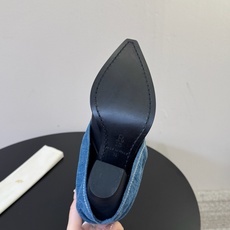 R13 26秋冬新品慵懒欧美风裤筒靴堆堆靴一脚蹬粗跟尖头短靴中靴! 褶皱靴身自带随性松弛感 电绣鞋面又添酷飒劲儿 时髦得 R13 26秋冬新品慵懒欧美风裤筒靴堆堆靴一脚蹬粗跟尖头短靴中靴! 褶皱靴身自带随性松弛感 电绣鞋面又添酷飒劲儿 时髦得