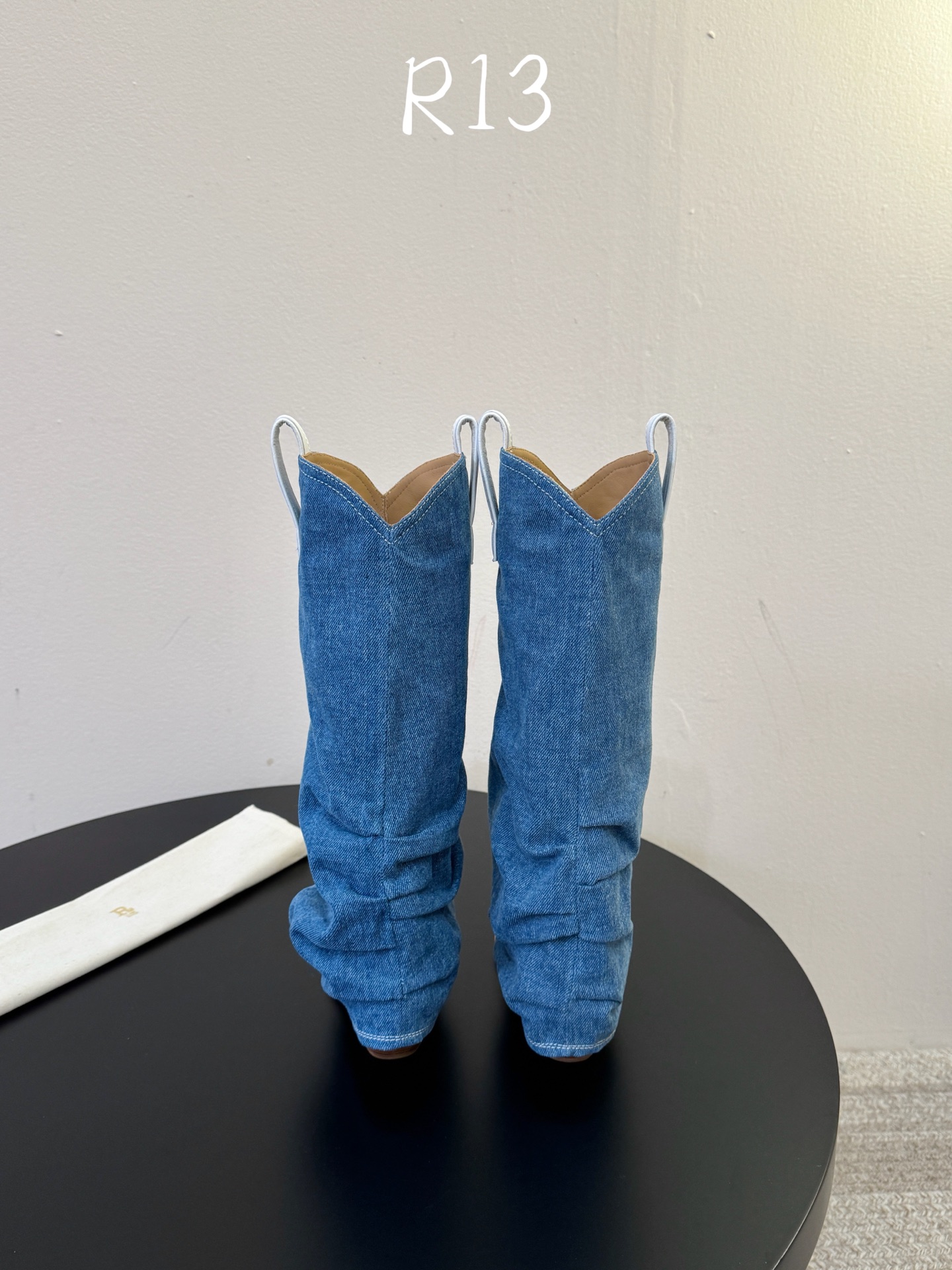 R13 26秋冬新品慵懒欧美风裤筒靴堆堆靴一脚蹬粗跟尖头短靴中靴！ 褶皱靴身自带随性松弛感 电绣鞋面又添酷飒劲儿 时髦得