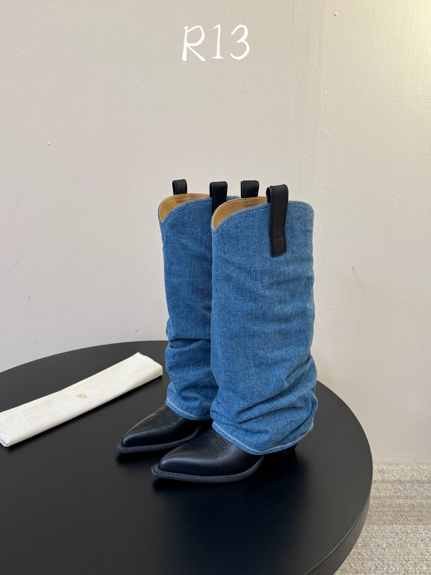 R13 26秋冬新品慵懒欧美风裤筒靴堆堆靴一脚蹬粗跟尖头短靴中靴！ 褶皱靴身自带随性松弛感 电绣鞋面又添酷飒劲儿 时髦得