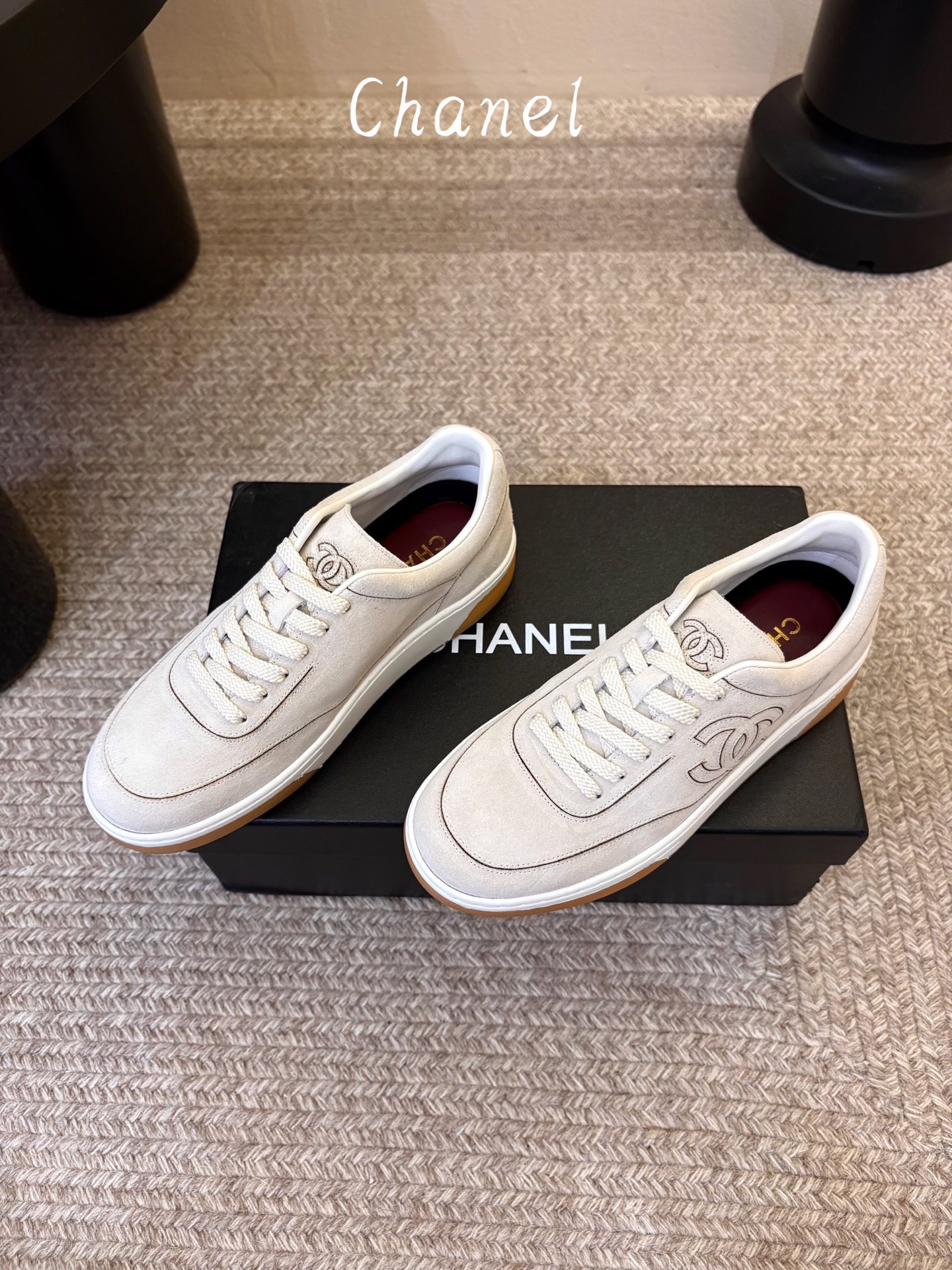 chanel26a球鞋美到心巴上 一买一个不吱声 讲道理 看到实物穿上脚 就会觉得右边黑色的更好看 有底有厚度 可能左边 chanel26a球鞋美到心巴上 一买一个不吱声 讲道理 看到实物穿上脚 就会觉得右边黑色的更好看 有底有厚度 可能左边