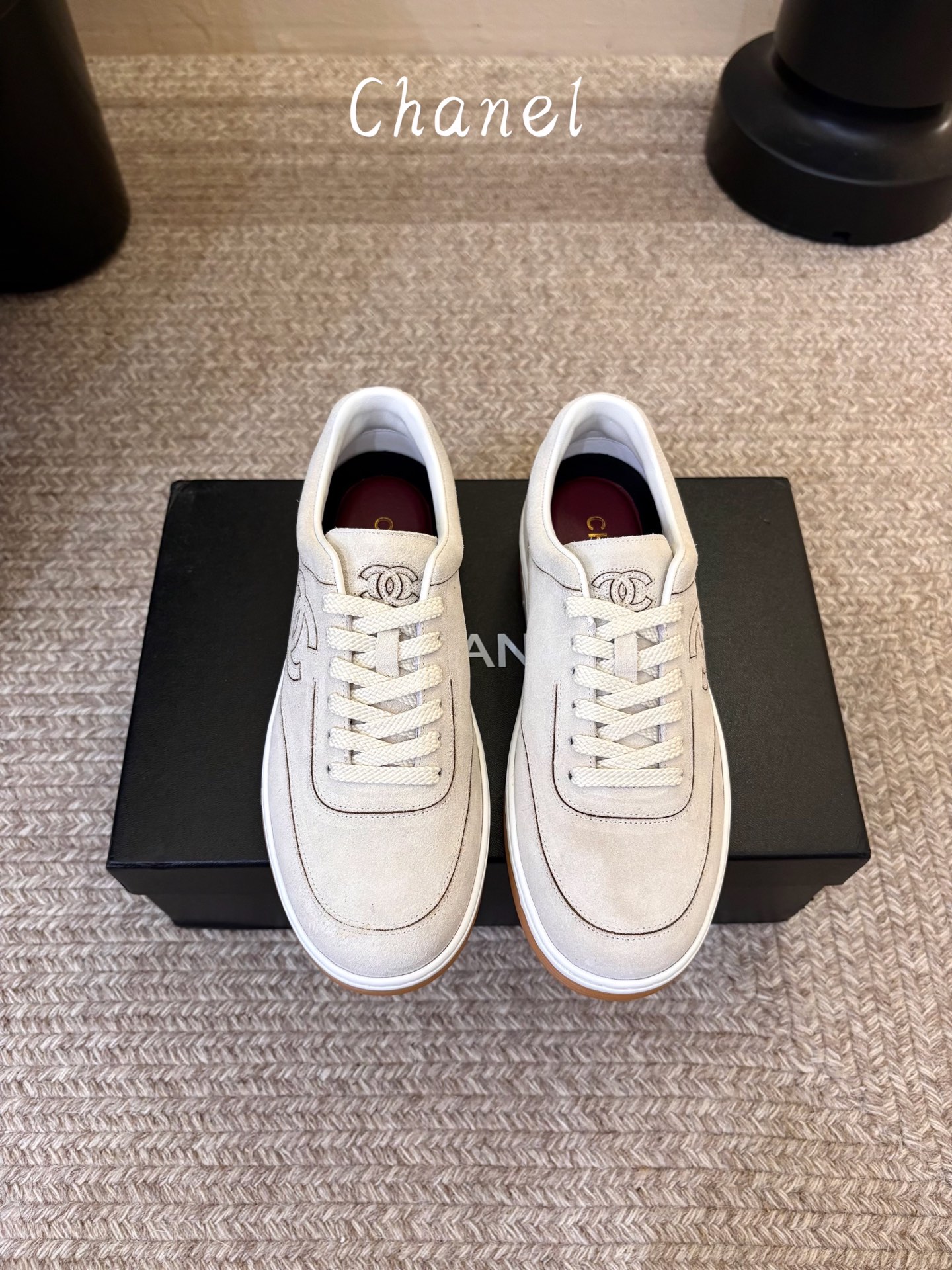 chanel26a球鞋美到心巴上 一买一个不吱声 讲道理 看到实物穿上脚 就会觉得右边黑色的更好看 有底有厚度 可能左边 chanel26a球鞋美到心巴上 一买一个不吱声 讲道理 看到实物穿上脚 就会觉得右边黑色的更好看 有底有厚度 可能左边
