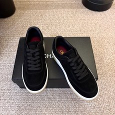 chanel26a球鞋美到心巴上 一买一个不吱声 讲道理 看到实物穿上脚 就会觉得右边黑色的更好看 有底有厚度 可能左边 chanel26a球鞋美到心巴上 一买一个不吱声 讲道理 看到实物穿上脚 就会觉得右边黑色的更好看 有底有厚度 可能左边