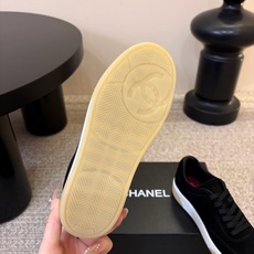 chanel26a球鞋美到心巴上 一买一个不吱声 讲道理 看到实物穿上脚 就会觉得右边黑色的更好看 有底有厚度 可能左边 chanel26a球鞋美到心巴上 一买一个不吱声 讲道理 看到实物穿上脚 就会觉得右边黑色的更好看 有底有厚度 可能左边