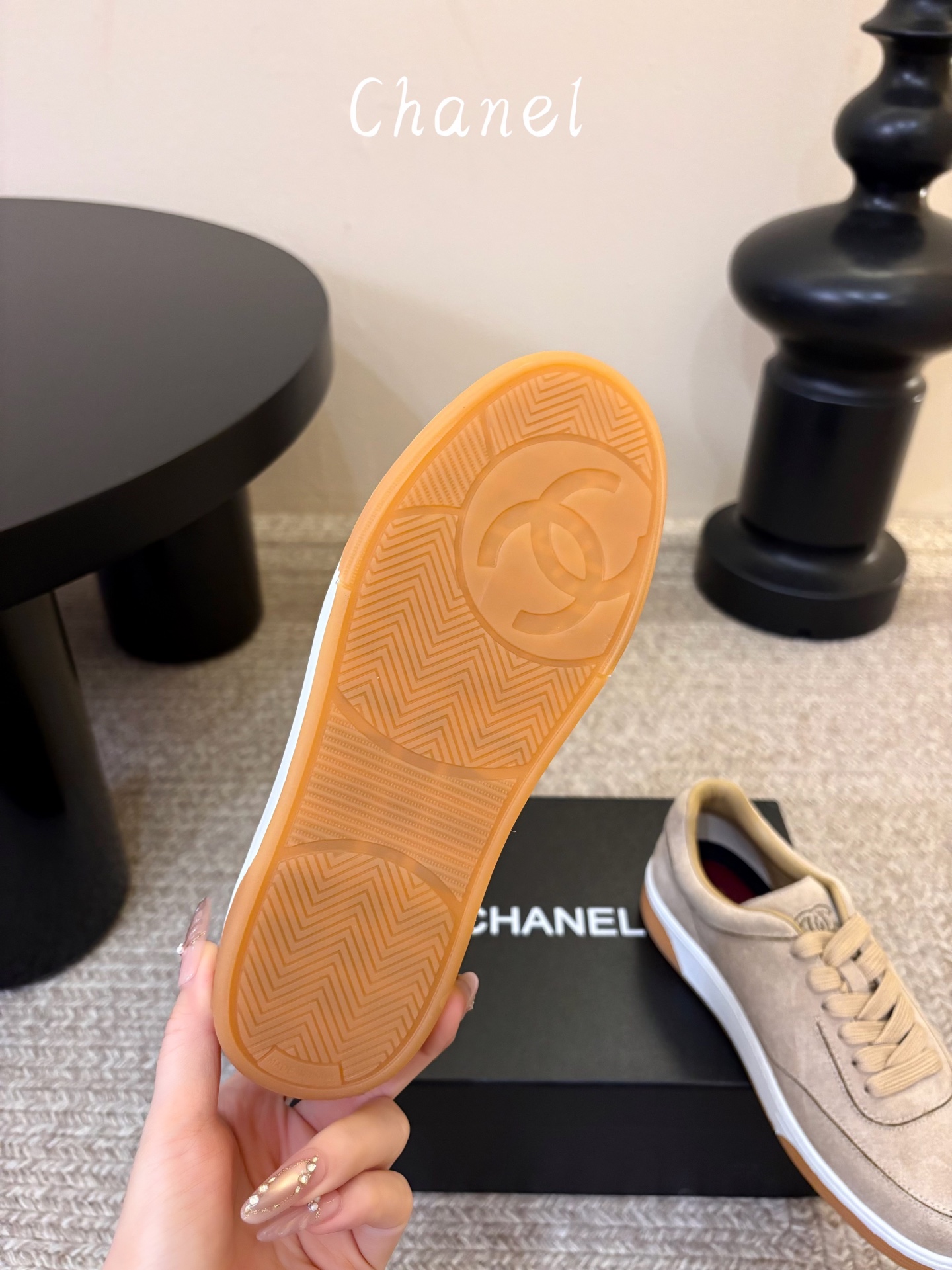 chanel26a球鞋美到心巴上 一买一个不吱声 讲道理 看到实物穿上脚 就会觉得右边黑色的更好看 有底有厚度 可能左边 chanel26a球鞋美到心巴上 一买一个不吱声 讲道理 看到实物穿上脚 就会觉得右边黑色的更好看 有底有厚度 可能左边