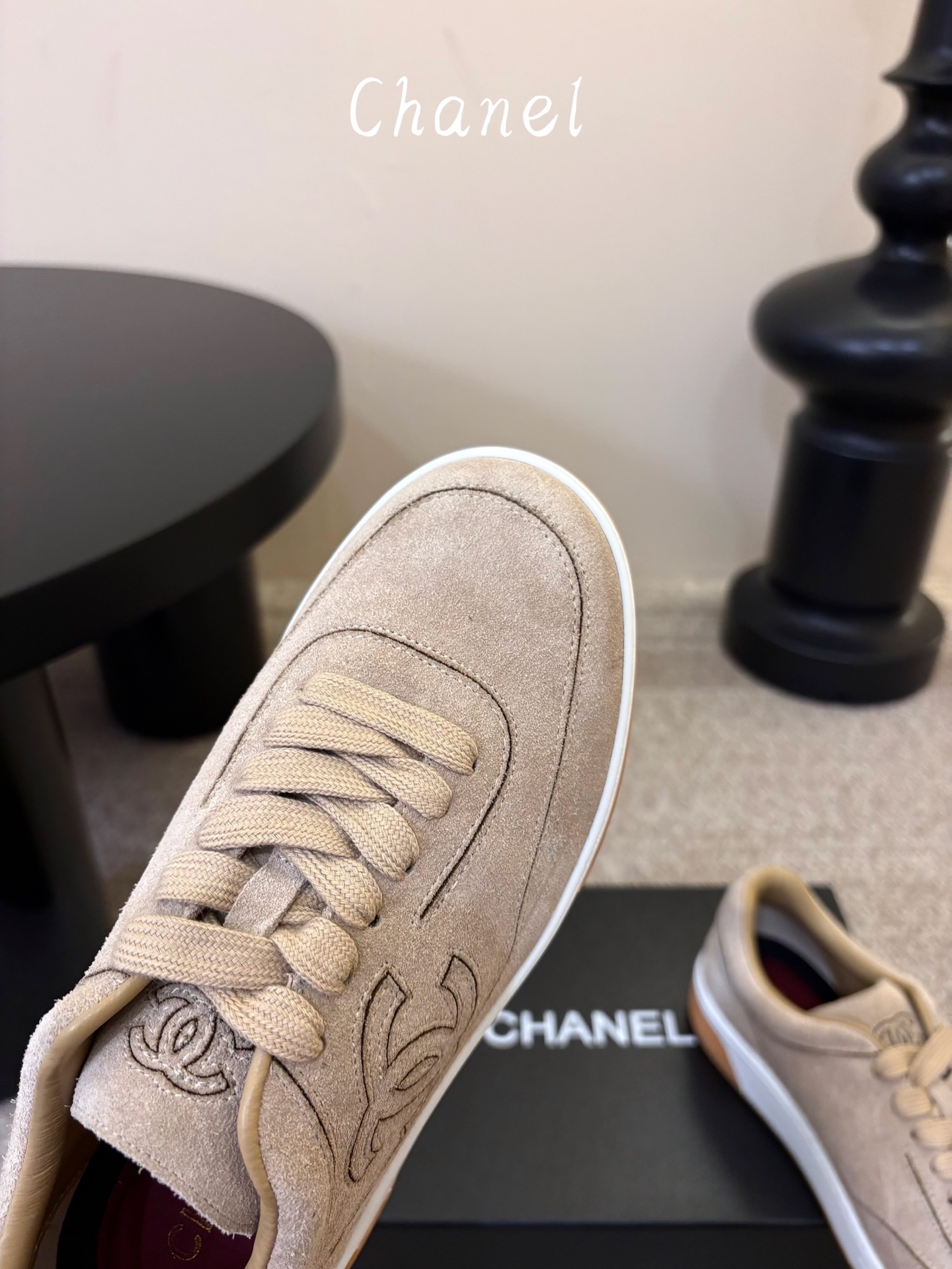 chanel26a球鞋美到心巴上 一买一个不吱声 讲道理 看到实物穿上脚 就会觉得右边黑色的更好看 有底有厚度 可能左边 chanel26a球鞋美到心巴上 一买一个不吱声 讲道理 看到实物穿上脚 就会觉得右边黑色的更好看 有底有厚度 可能左边