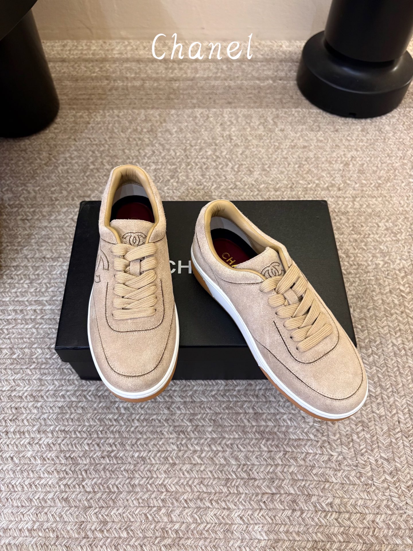 chanel26a球鞋美到心巴上 一买一个不吱声 讲道理 看到实物穿上脚 就会觉得右边黑色的更好看 有底有厚度 可能左边 chanel26a球鞋美到心巴上 一买一个不吱声 讲道理 看到实物穿上脚 就会觉得右边黑色的更好看 有底有厚度 可能左边