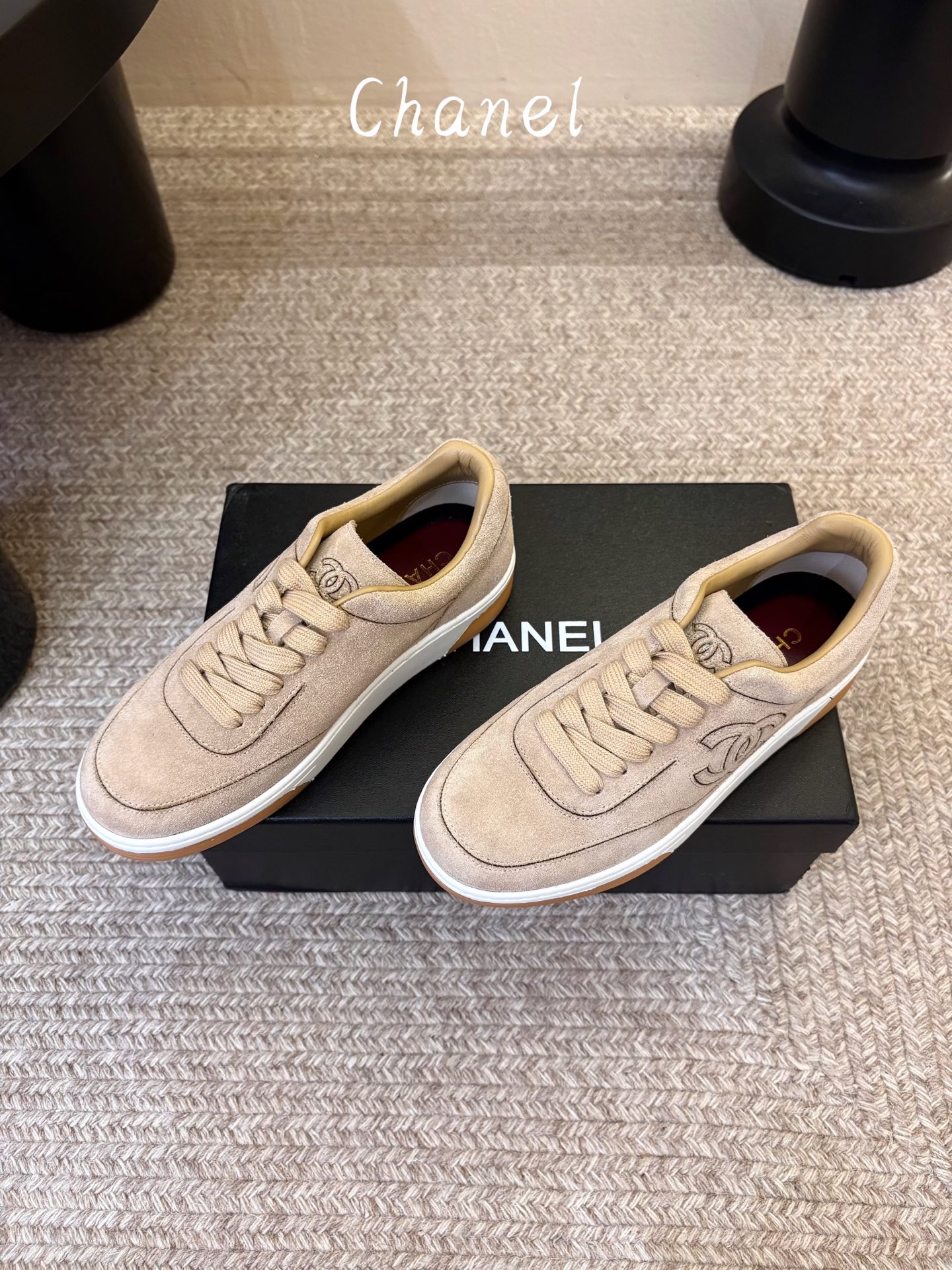 chanel26a球鞋美到心巴上 一买一个不吱声 讲道理 看到实物穿上脚 就会觉得右边黑色的更好看 有底有厚度 可能左边 chanel26a球鞋美到心巴上 一买一个不吱声 讲道理 看到实物穿上脚 就会觉得右边黑色的更好看 有底有厚度 可能左边