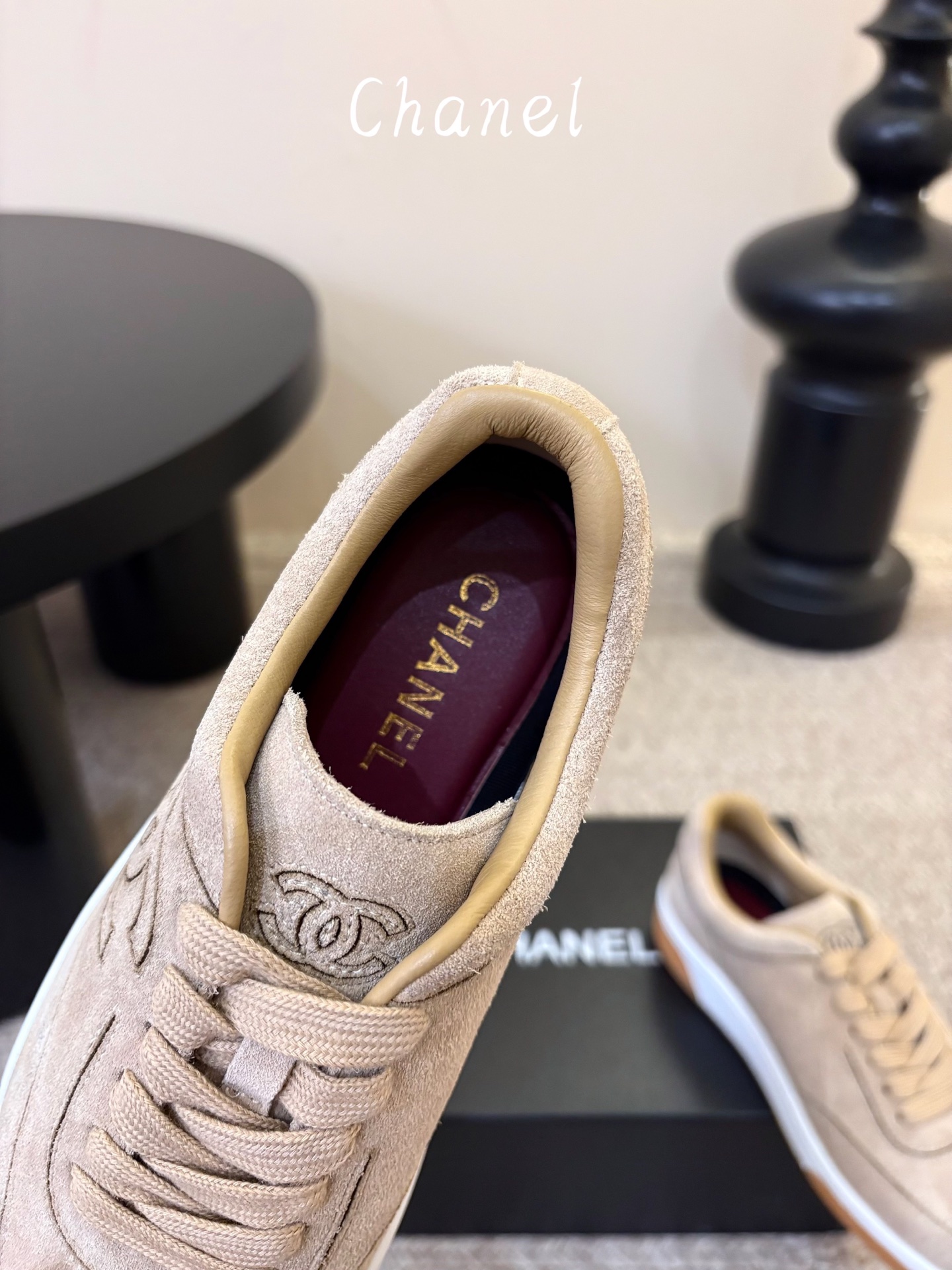chanel26a球鞋美到心巴上 一买一个不吱声 讲道理 看到实物穿上脚 就会觉得右边黑色的更好看 有底有厚度 可能左边 chanel26a球鞋美到心巴上 一买一个不吱声 讲道理 看到实物穿上脚 就会觉得右边黑色的更好看 有底有厚度 可能左边