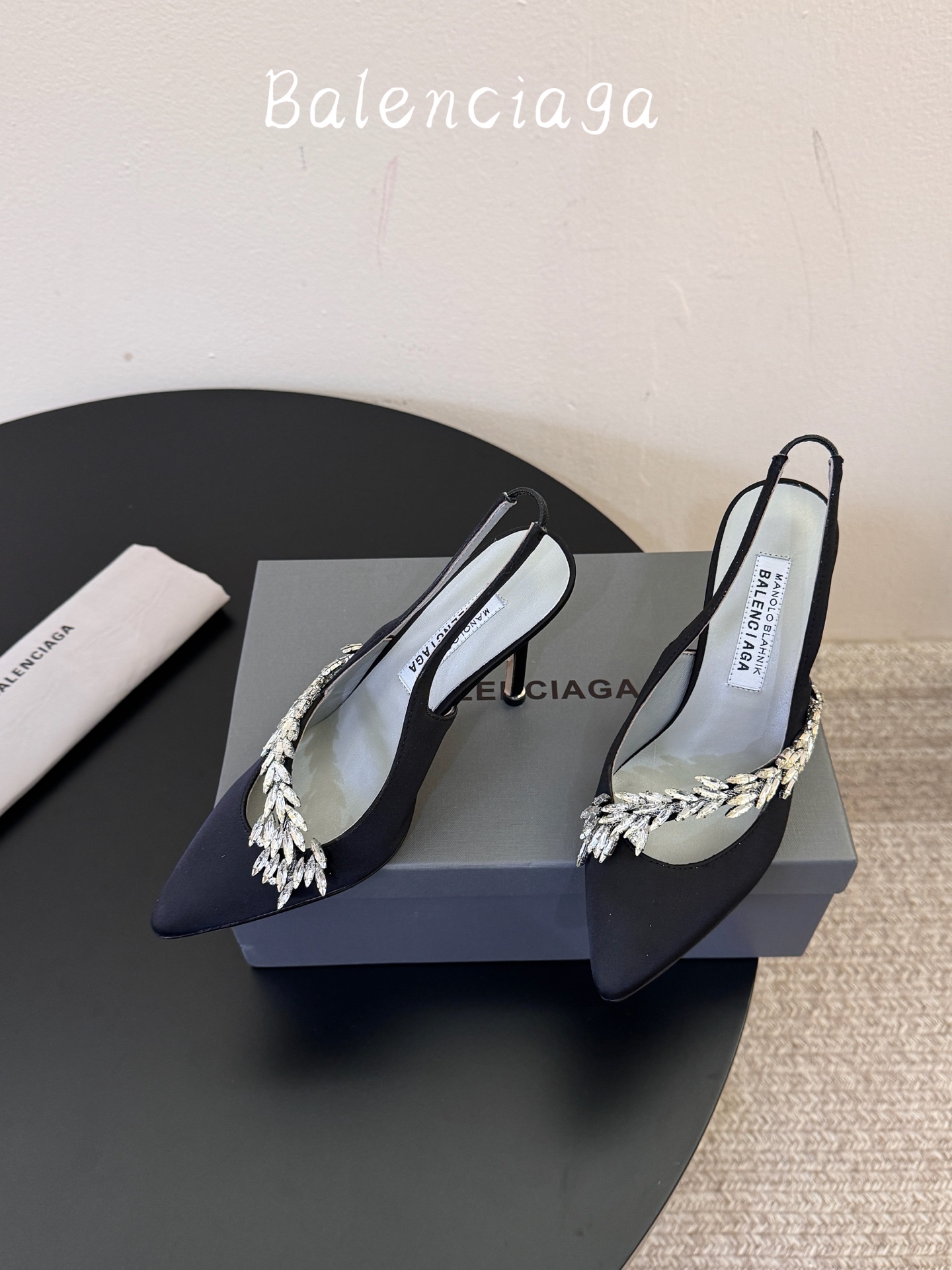 Balenciaga巴黎世家高跟凉鞋 将时髦发挥到极致的 巴黎世家方头时装鞋,巴黎世家的鞋子绝对开了挂,每一双都想去入 Balenciaga巴黎世家高跟凉鞋 将时髦发挥到极致的 巴黎世家方头时装鞋,巴黎世家的鞋子绝对开了挂,每一双都想去入