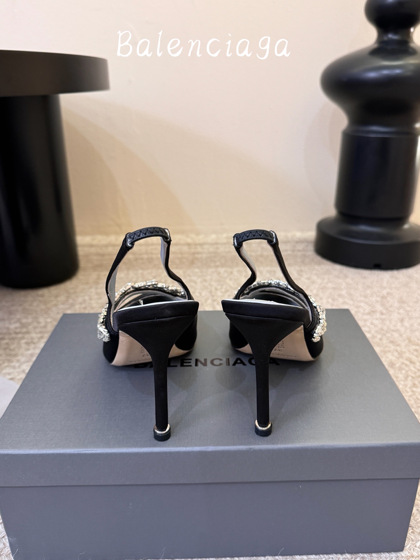 Balenciaga巴黎世家高跟凉鞋 将时髦发挥到极致的 巴黎世家方头时装鞋,巴黎世家的鞋子绝对开了挂,每一双都想去入 Balenciaga巴黎世家高跟凉鞋 将时髦发挥到极致的 巴黎世家方头时装鞋,巴黎世家的鞋子绝对开了挂,每一双都想去入