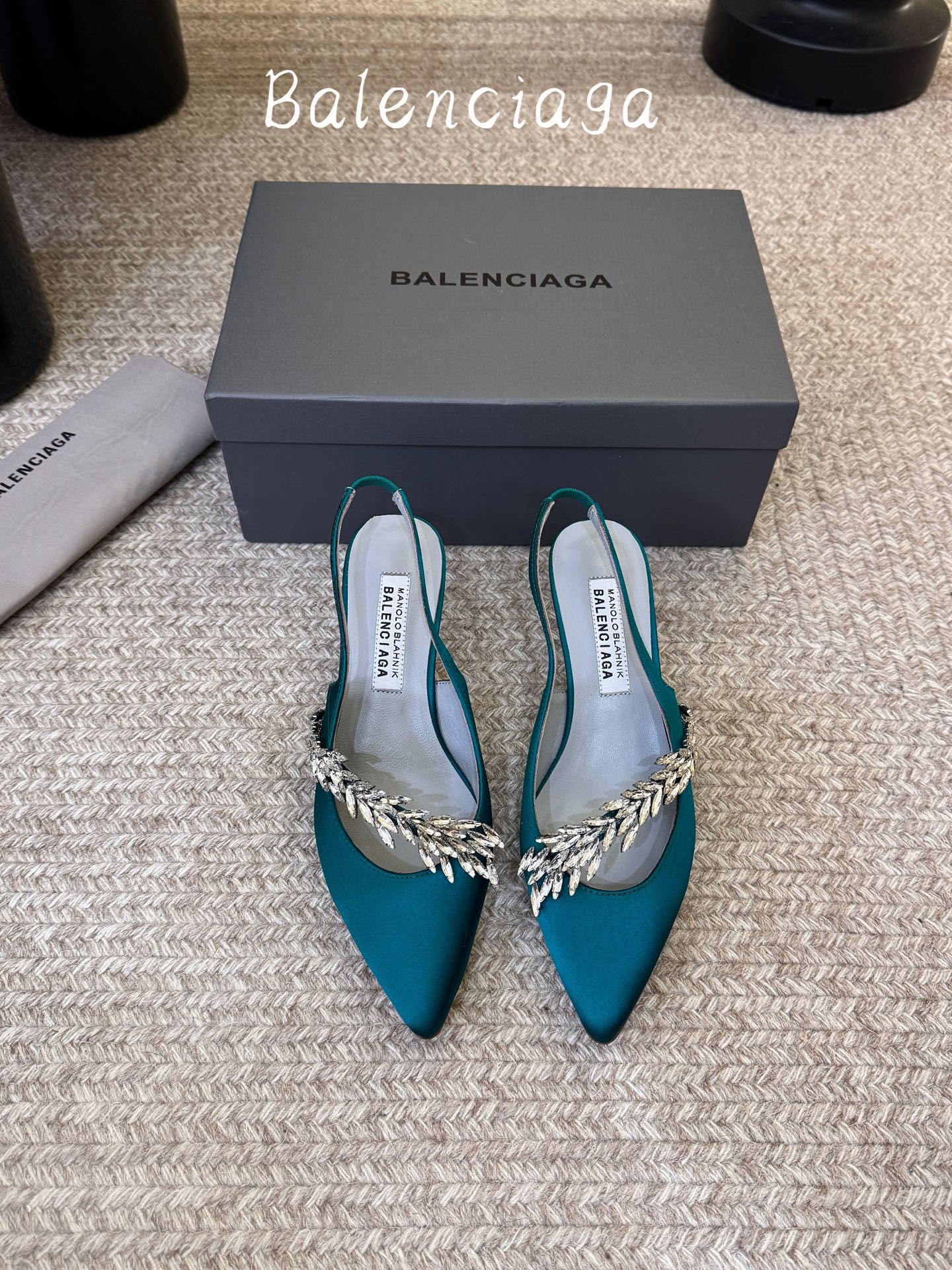Balenciaga巴黎世家高跟凉鞋 将时髦发挥到极致的 巴黎世家方头时装鞋,巴黎世家的鞋子绝对开了挂,每一双都想去入 Balenciaga巴黎世家高跟凉鞋 将时髦发挥到极致的 巴黎世家方头时装鞋,巴黎世家的鞋子绝对开了挂,每一双都想去入