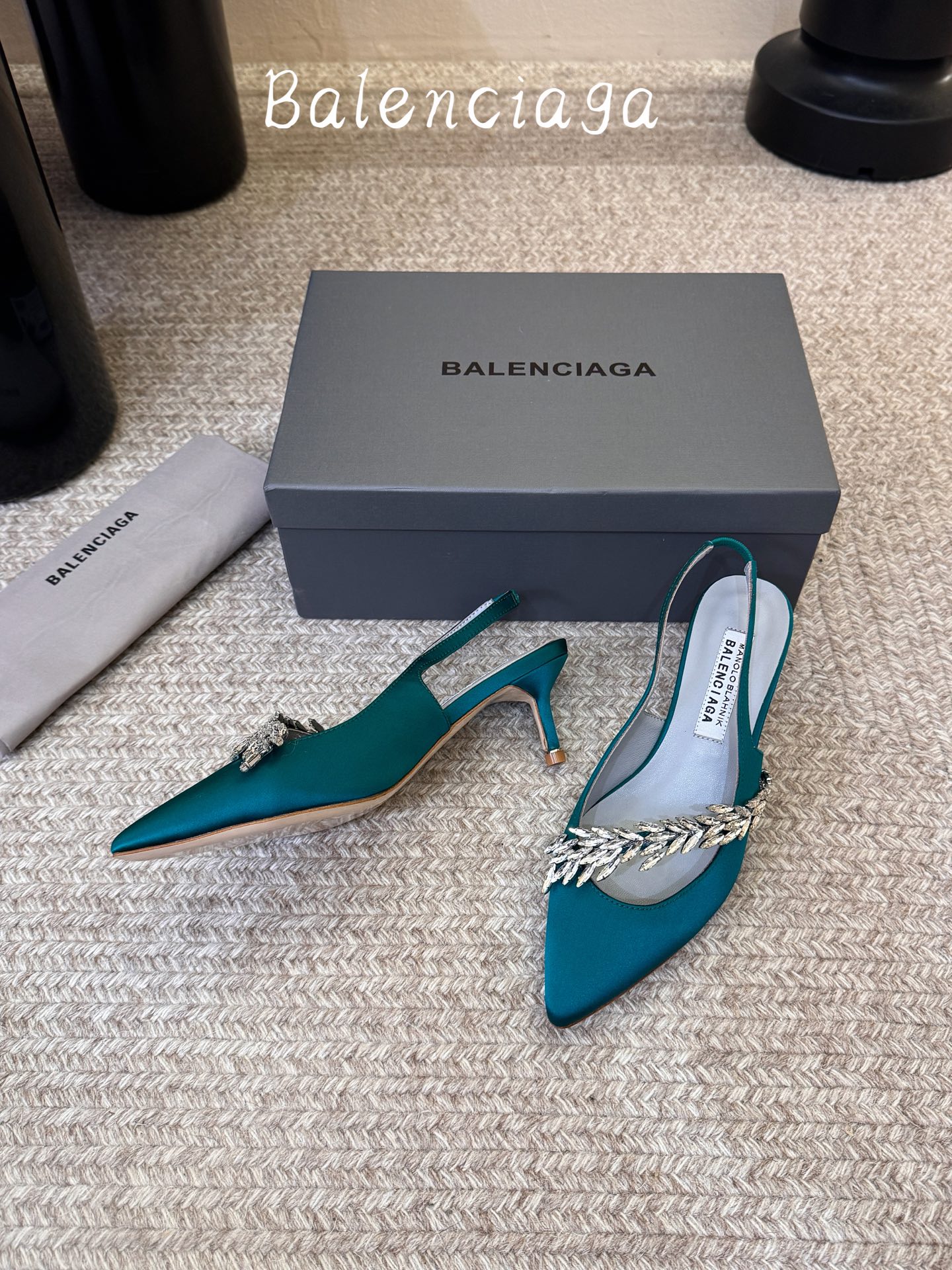 Balenciaga巴黎世家高跟凉鞋 将时髦发挥到极致的 巴黎世家方头时装鞋,巴黎世家的鞋子绝对开了挂,每一双都想去入 Balenciaga巴黎世家高跟凉鞋 将时髦发挥到极致的 巴黎世家方头时装鞋,巴黎世家的鞋子绝对开了挂,每一双都想去入