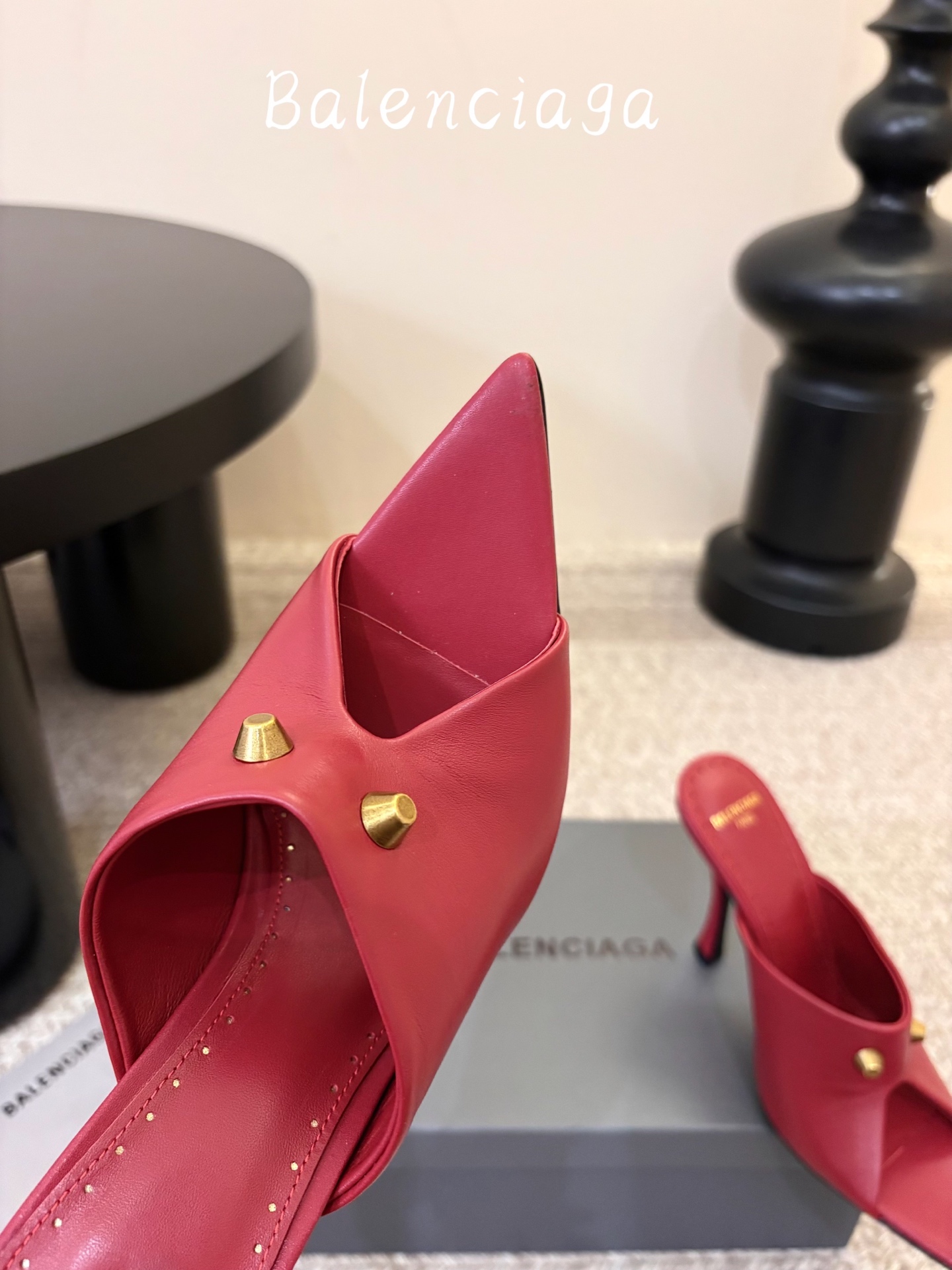 Balenciaga巴黎世家高跟凉拖 将时髦发挥到极致的 巴黎世家方头时装鞋,巴黎世家的鞋子绝对开了挂,每一双都想去入 Balenciaga巴黎世家高跟凉拖 将时髦发挥到极致的 巴黎世家方头时装鞋,巴黎世家的鞋子绝对开了挂,每一双都想去入