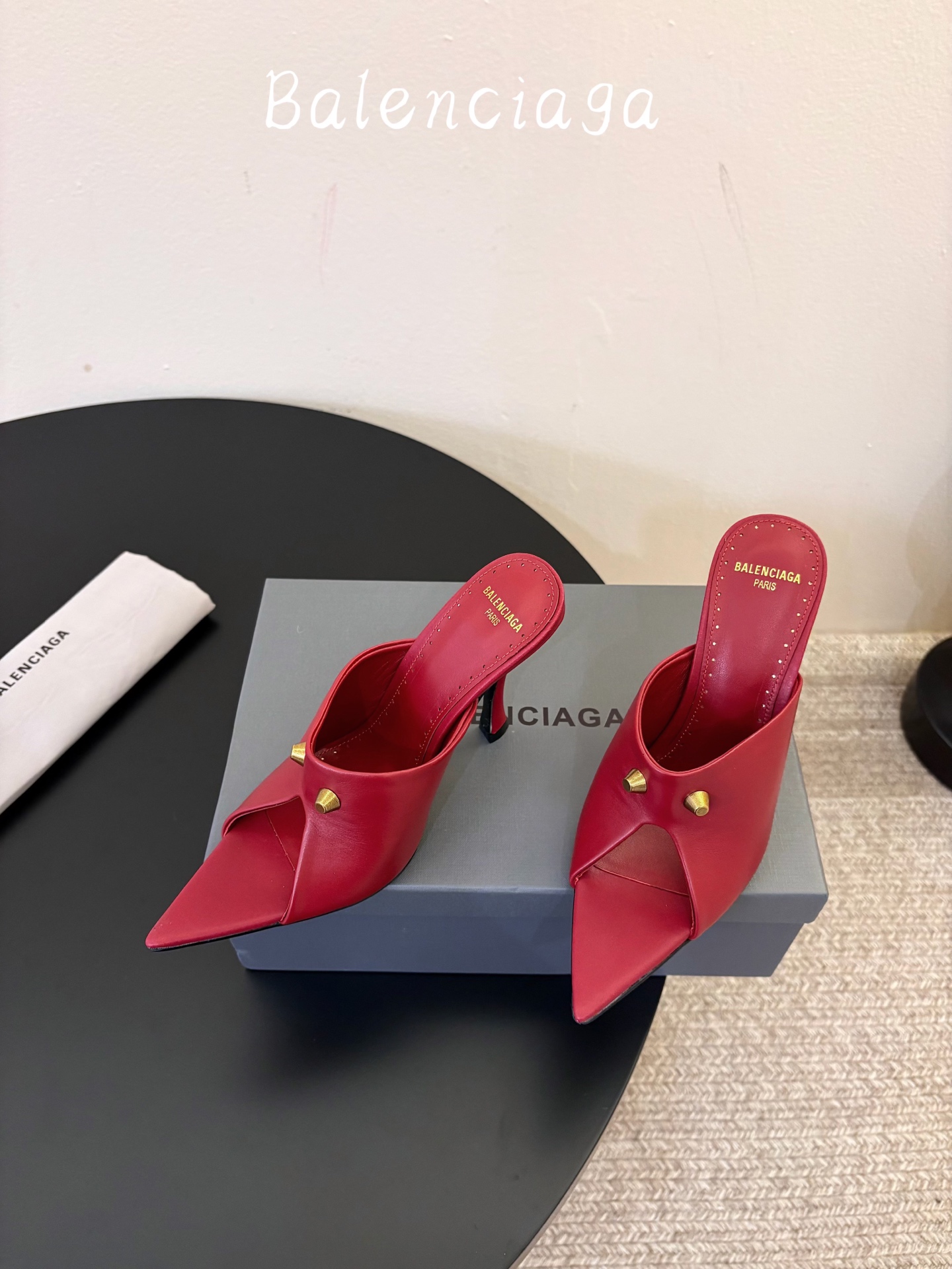 Balenciaga巴黎世家高跟凉拖 将时髦发挥到极致的 巴黎世家方头时装鞋,巴黎世家的鞋子绝对开了挂,每一双都想去入 Balenciaga巴黎世家高跟凉拖 将时髦发挥到极致的 巴黎世家方头时装鞋,巴黎世家的鞋子绝对开了挂,每一双都想去入