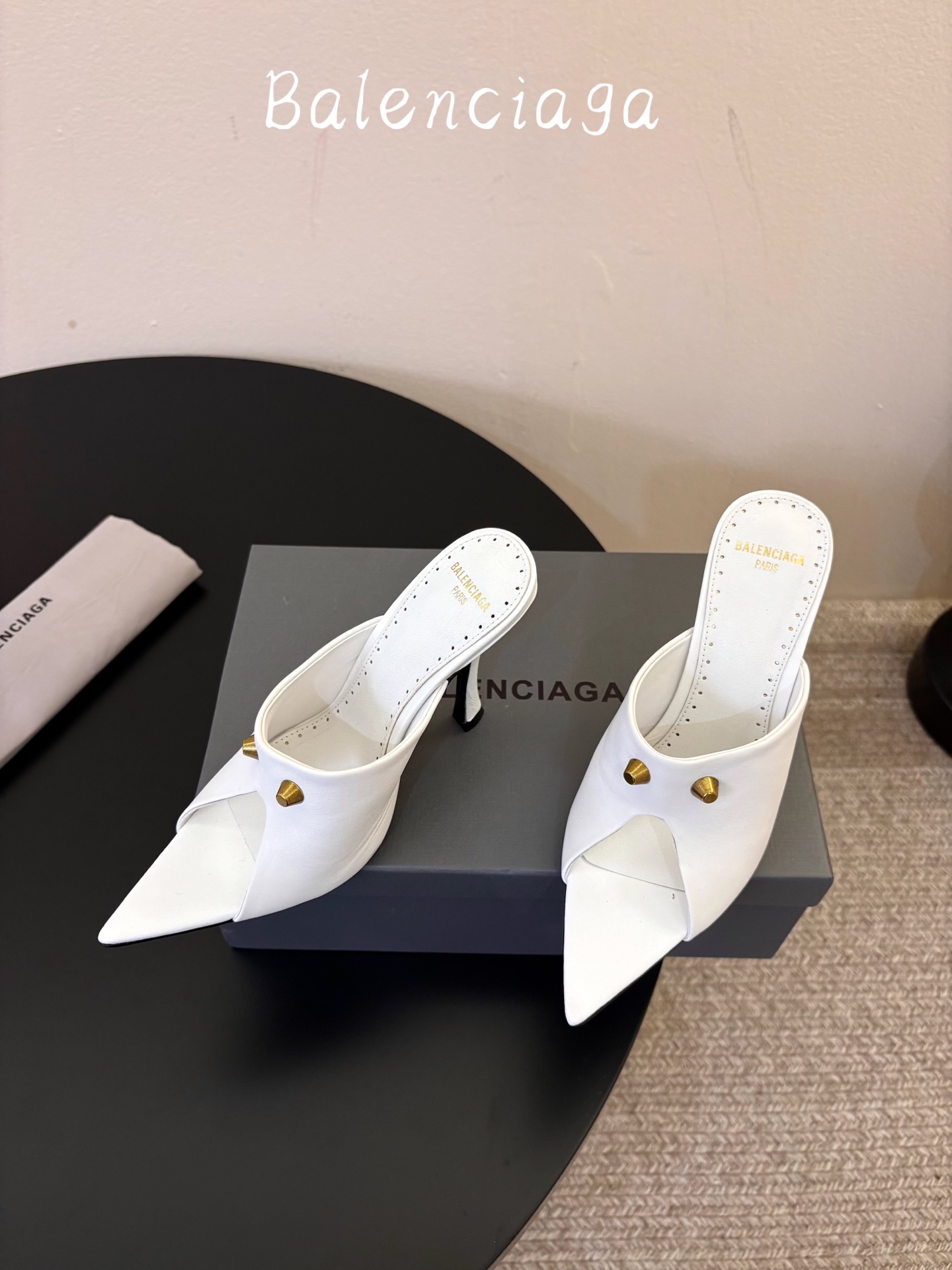 Balenciaga巴黎世家高跟凉拖 将时髦发挥到极致的 巴黎世家方头时装鞋,巴黎世家的鞋子绝对开了挂,每一双都想去入 Balenciaga巴黎世家高跟凉拖 将时髦发挥到极致的 巴黎世家方头时装鞋,巴黎世家的鞋子绝对开了挂,每一双都想去入