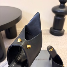 Balenciaga巴黎世家高跟凉拖 将时髦发挥到极致的 巴黎世家方头时装鞋,巴黎世家的鞋子绝对开了挂,每一双都想去入 Balenciaga巴黎世家高跟凉拖 将时髦发挥到极致的 巴黎世家方头时装鞋,巴黎世家的鞋子绝对开了挂,每一双都想去入