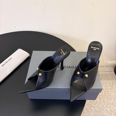 Balenciaga巴黎世家高跟凉拖 将时髦发挥到极致的 巴黎世家方头时装鞋,巴黎世家的鞋子绝对开了挂,每一双都想去入 Balenciaga巴黎世家高跟凉拖 将时髦发挥到极致的 巴黎世家方头时装鞋,巴黎世家的鞋子绝对开了挂,每一双都想去入