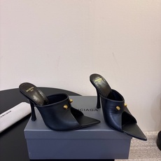 Balenciaga巴黎世家高跟凉拖 将时髦发挥到极致的 巴黎世家方头时装鞋,巴黎世家的鞋子绝对开了挂,每一双都想去入 Balenciaga巴黎世家高跟凉拖 将时髦发挥到极致的 巴黎世家方头时装鞋,巴黎世家的鞋子绝对开了挂,每一双都想去入