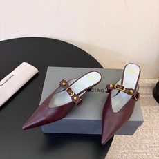 Balenciaga巴黎世家高跟凉拖 将时髦发挥到极致的 巴黎世家方头时装鞋,巴黎世家的鞋子绝对开了挂,每一双都想去入 Balenciaga巴黎世家高跟凉拖 将时髦发挥到极致的 巴黎世家方头时装鞋,巴黎世家的鞋子绝对开了挂,每一双都想去入