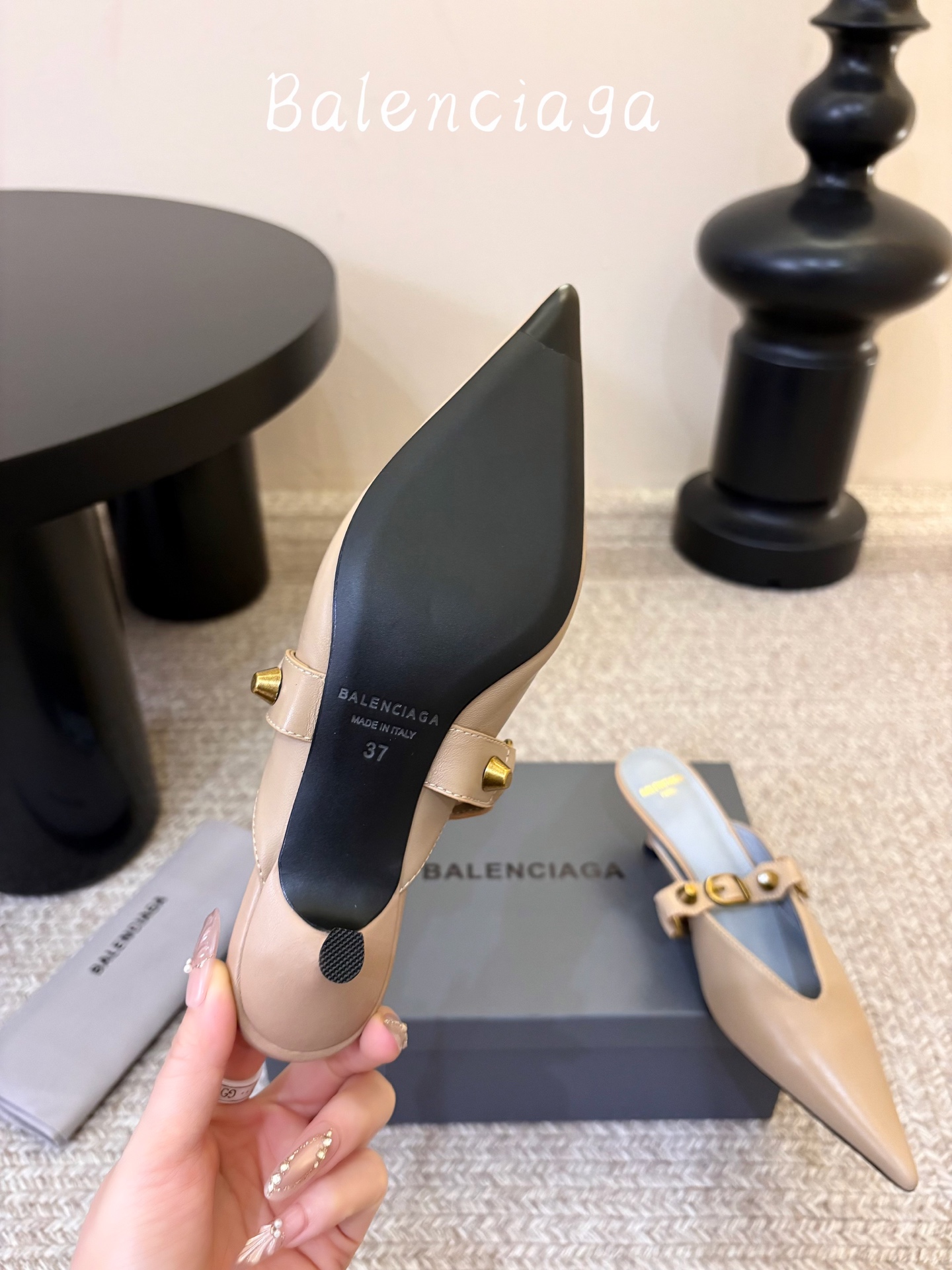 Balenciaga巴黎世家高跟凉拖 将时髦发挥到极致的 巴黎世家方头时装鞋,巴黎世家的鞋子绝对开了挂,每一双都想去入 Balenciaga巴黎世家高跟凉拖 将时髦发挥到极致的 巴黎世家方头时装鞋,巴黎世家的鞋子绝对开了挂,每一双都想去入