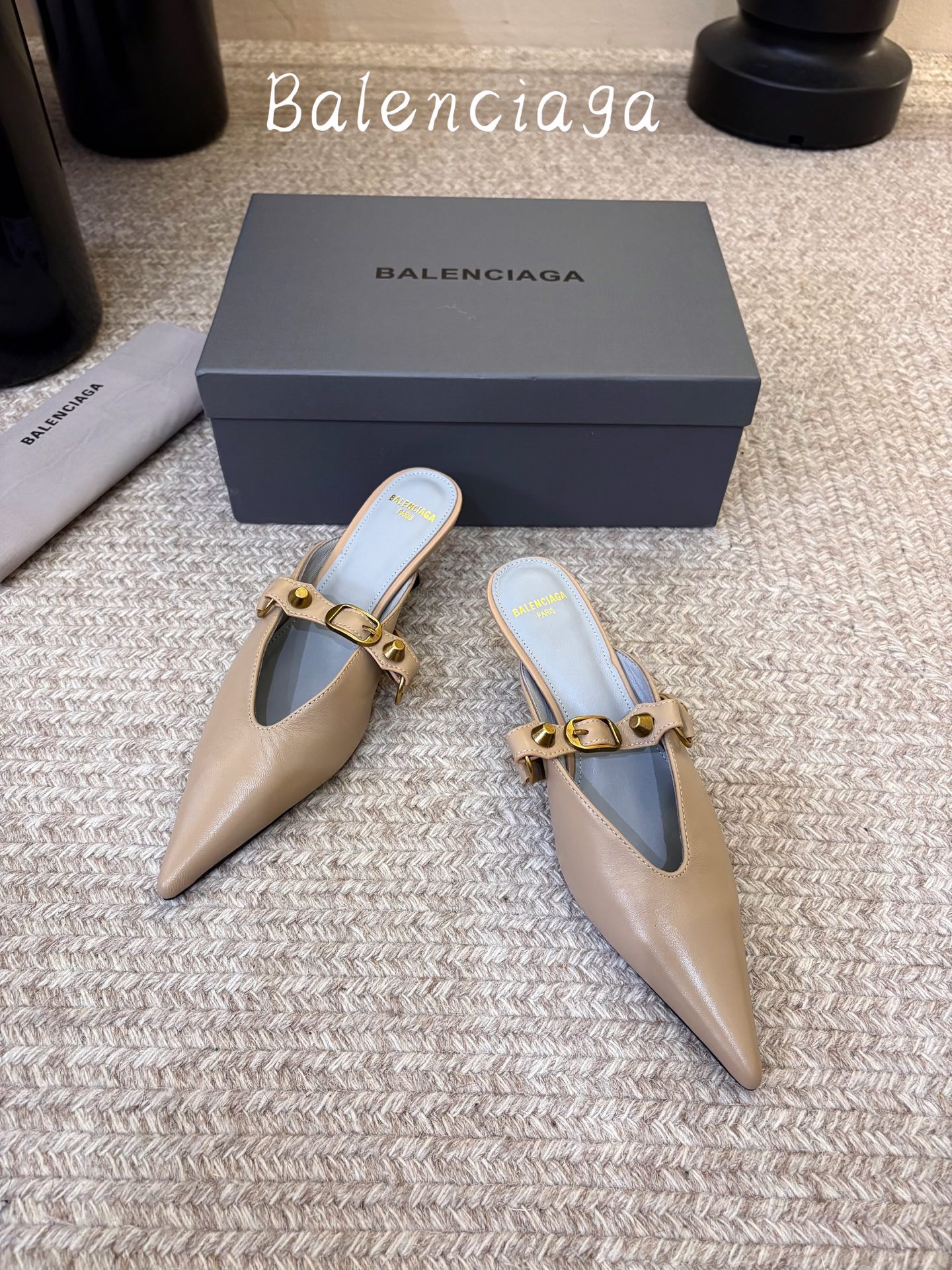 Balenciaga巴黎世家高跟凉拖 将时髦发挥到极致的 巴黎世家方头时装鞋,巴黎世家的鞋子绝对开了挂,每一双都想去入 Balenciaga巴黎世家高跟凉拖 将时髦发挥到极致的 巴黎世家方头时装鞋,巴黎世家的鞋子绝对开了挂,每一双都想去入