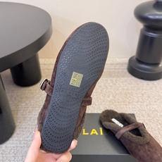 ALAI* 𝟐𝟔𝐀𝐖新品 毛绒玛丽珍半拖|软糯毛绒解锁冬日温柔 复古玛丽珍轮廓糅合暖融融羊羔毛 每一处毛绒都传递软糯 ALAI* 𝟐𝟔𝐀𝐖新品 毛绒玛丽珍半拖|软糯毛绒解锁冬日温柔 复古玛丽珍轮廓糅合暖融融羊羔毛 每一处毛绒都传递软糯