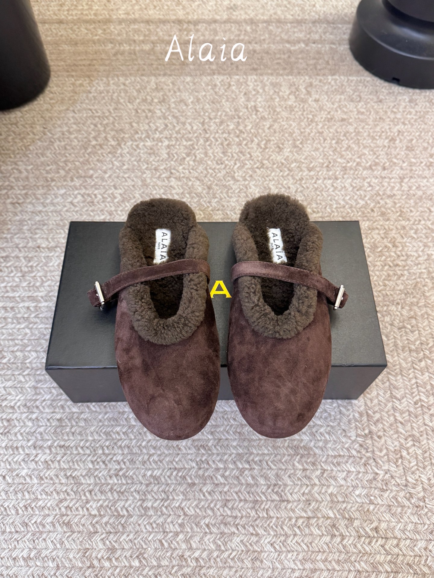 ALAI*   𝟐𝟔𝐀𝐖新品 毛绒玛丽珍半拖|软糯毛绒解锁冬日温柔 复古玛丽珍轮廓糅合暖融融羊羔毛 每一处毛绒都传递软糯