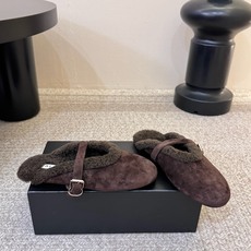 ALAI* 𝟐𝟔𝐀𝐖新品 毛绒玛丽珍半拖|软糯毛绒解锁冬日温柔 复古玛丽珍轮廓糅合暖融融羊羔毛 每一处毛绒都传递软糯 ALAI* 𝟐𝟔𝐀𝐖新品 毛绒玛丽珍半拖|软糯毛绒解锁冬日温柔 复古玛丽珍轮廓糅合暖融融羊羔毛 每一处毛绒都传递软糯