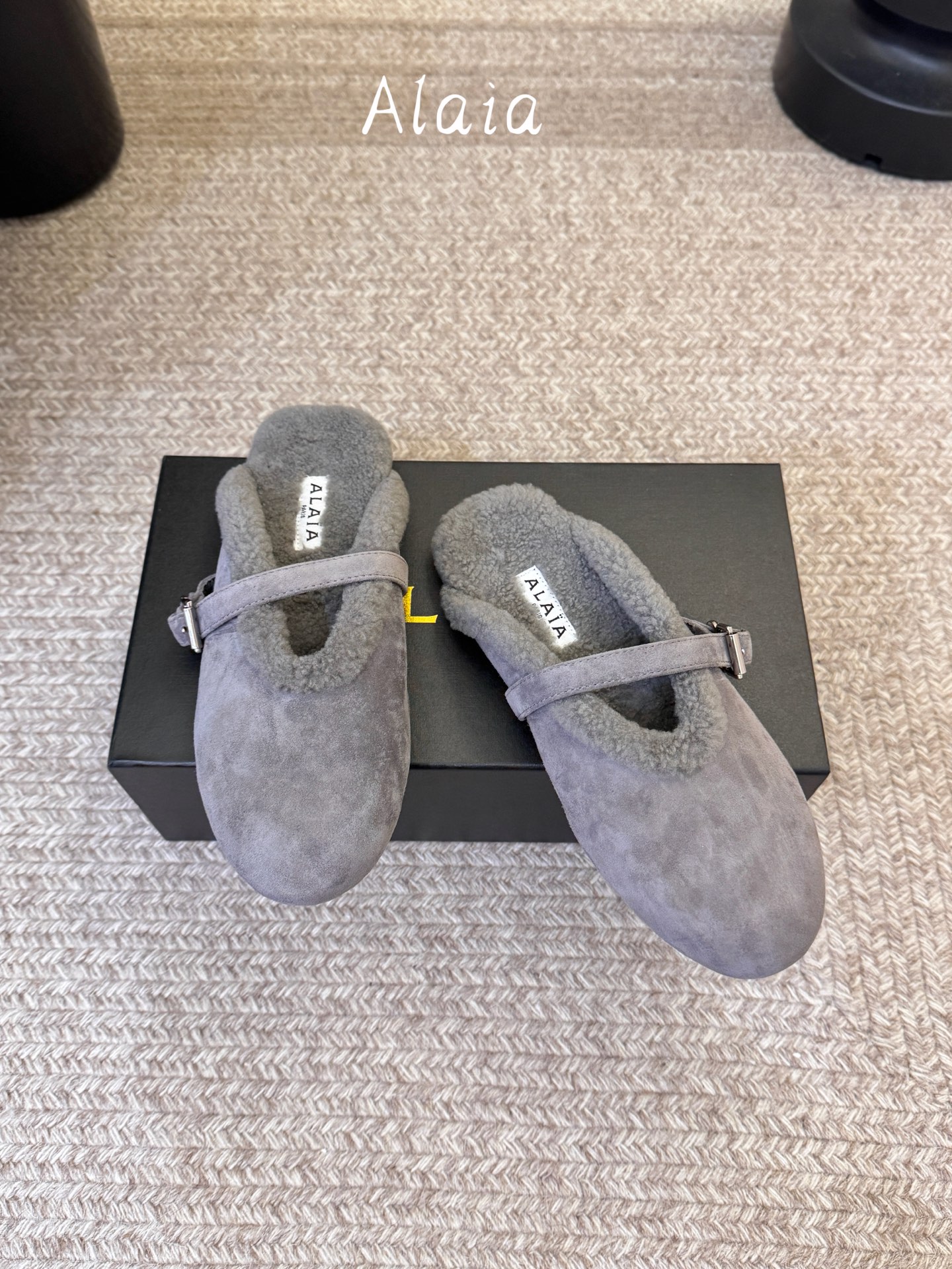 ALAI*   𝟐𝟔𝐀𝐖新品 毛绒玛丽珍半拖|软糯毛绒解锁冬日温柔 复古玛丽珍轮廓糅合暖融融羊羔毛 每一处毛绒都传递软糯