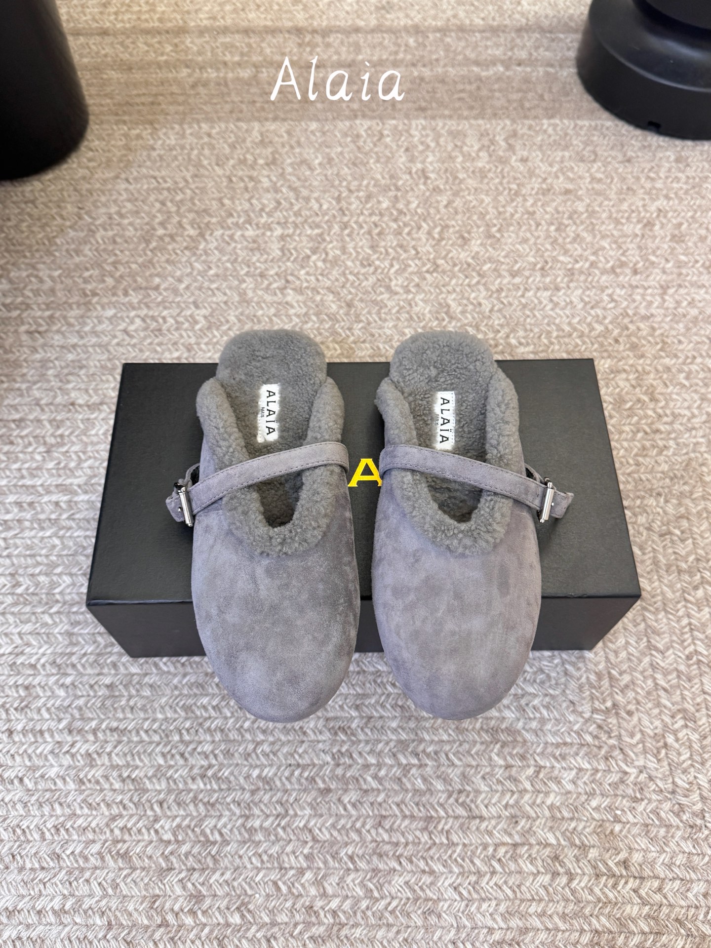 ALAI*   𝟐𝟔𝐀𝐖新品 毛绒玛丽珍半拖|软糯毛绒解锁冬日温柔 复古玛丽珍轮廓糅合暖融融羊羔毛 每一处毛绒都传递软糯