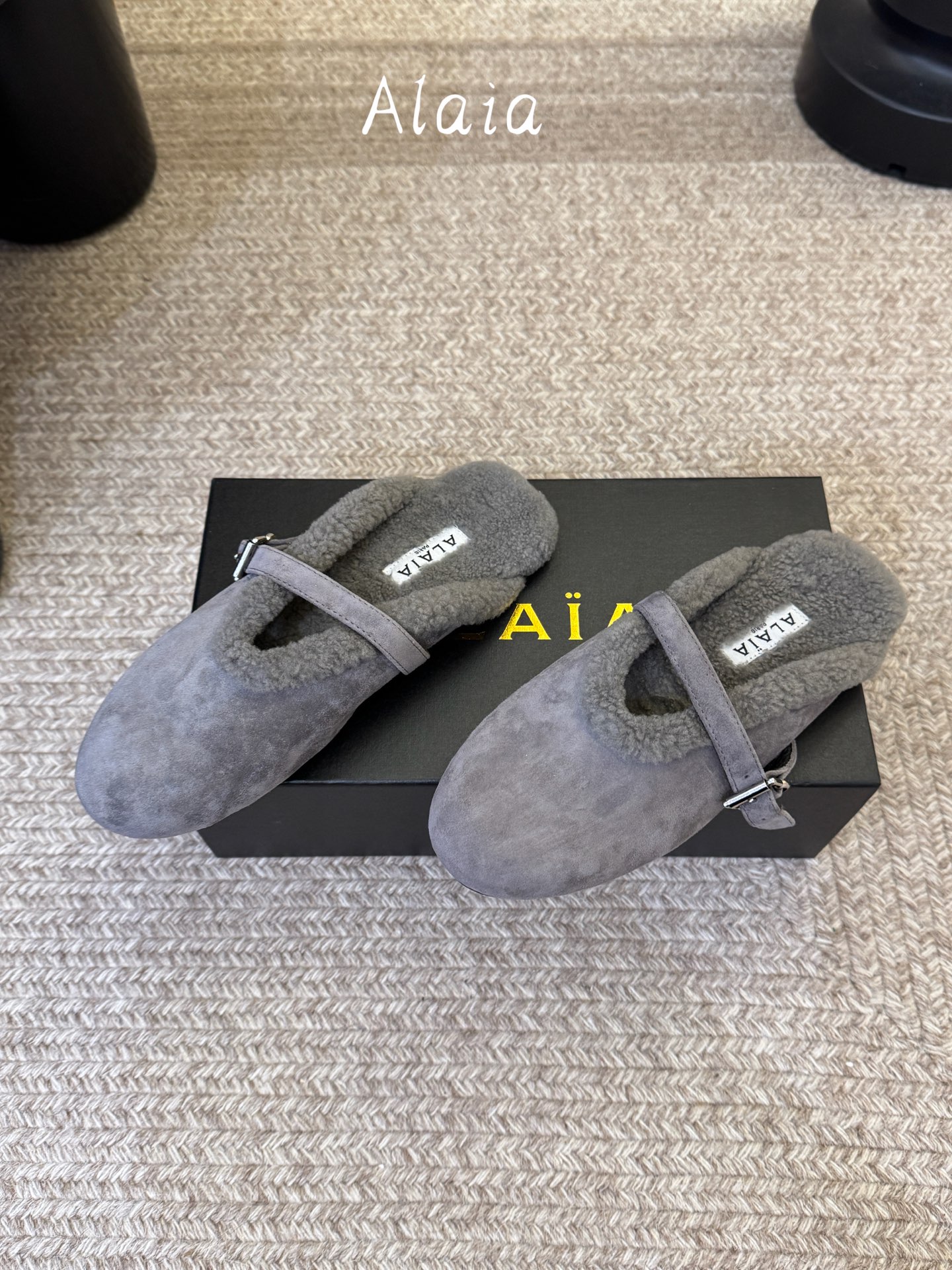 ALAI*   𝟐𝟔𝐀𝐖新品 毛绒玛丽珍半拖|软糯毛绒解锁冬日温柔 复古玛丽珍轮廓糅合暖融融羊羔毛 每一处毛绒都传递软糯