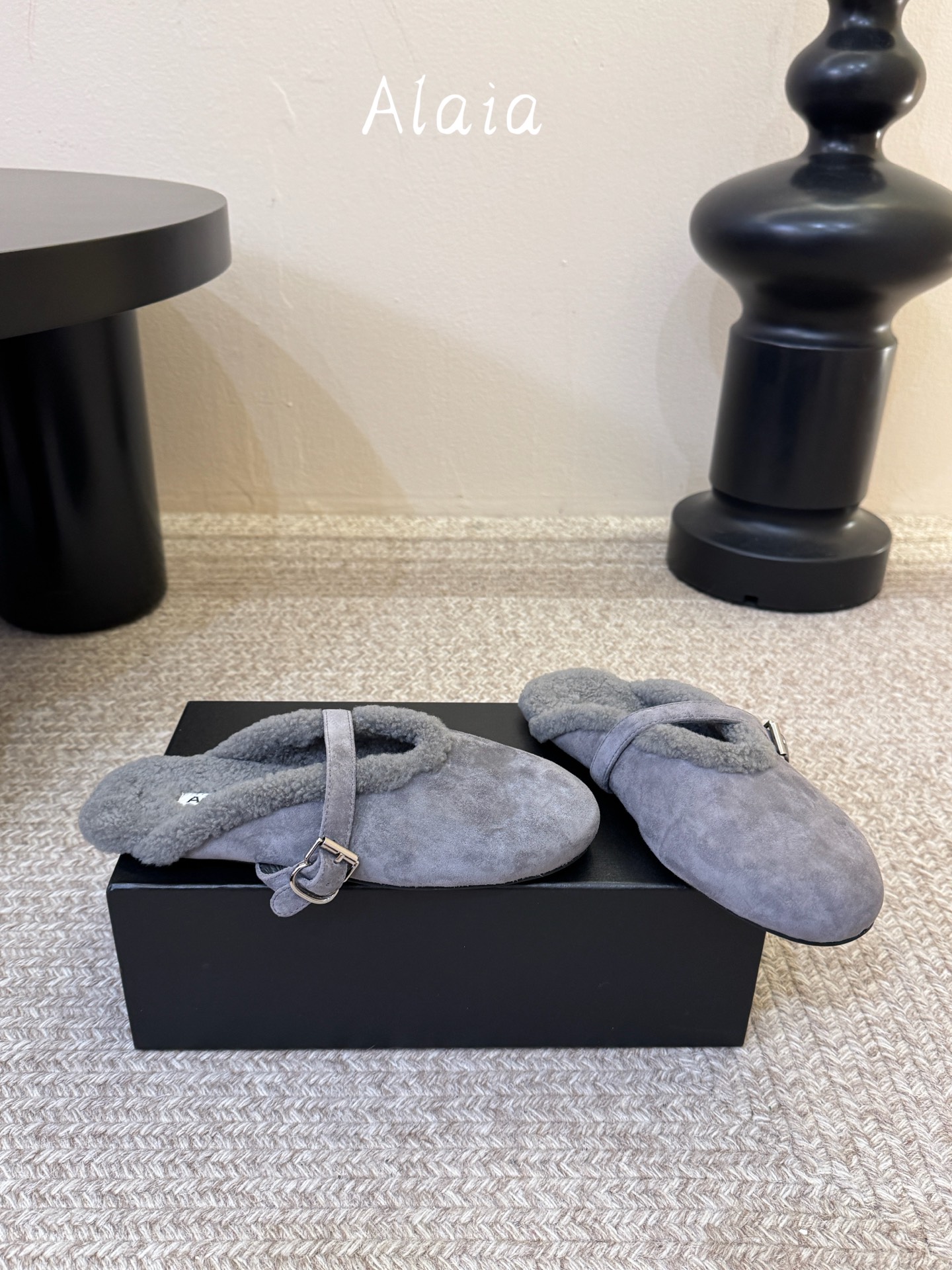 ALAI*   𝟐𝟔𝐀𝐖新品 毛绒玛丽珍半拖|软糯毛绒解锁冬日温柔 复古玛丽珍轮廓糅合暖融融羊羔毛 每一处毛绒都传递软糯