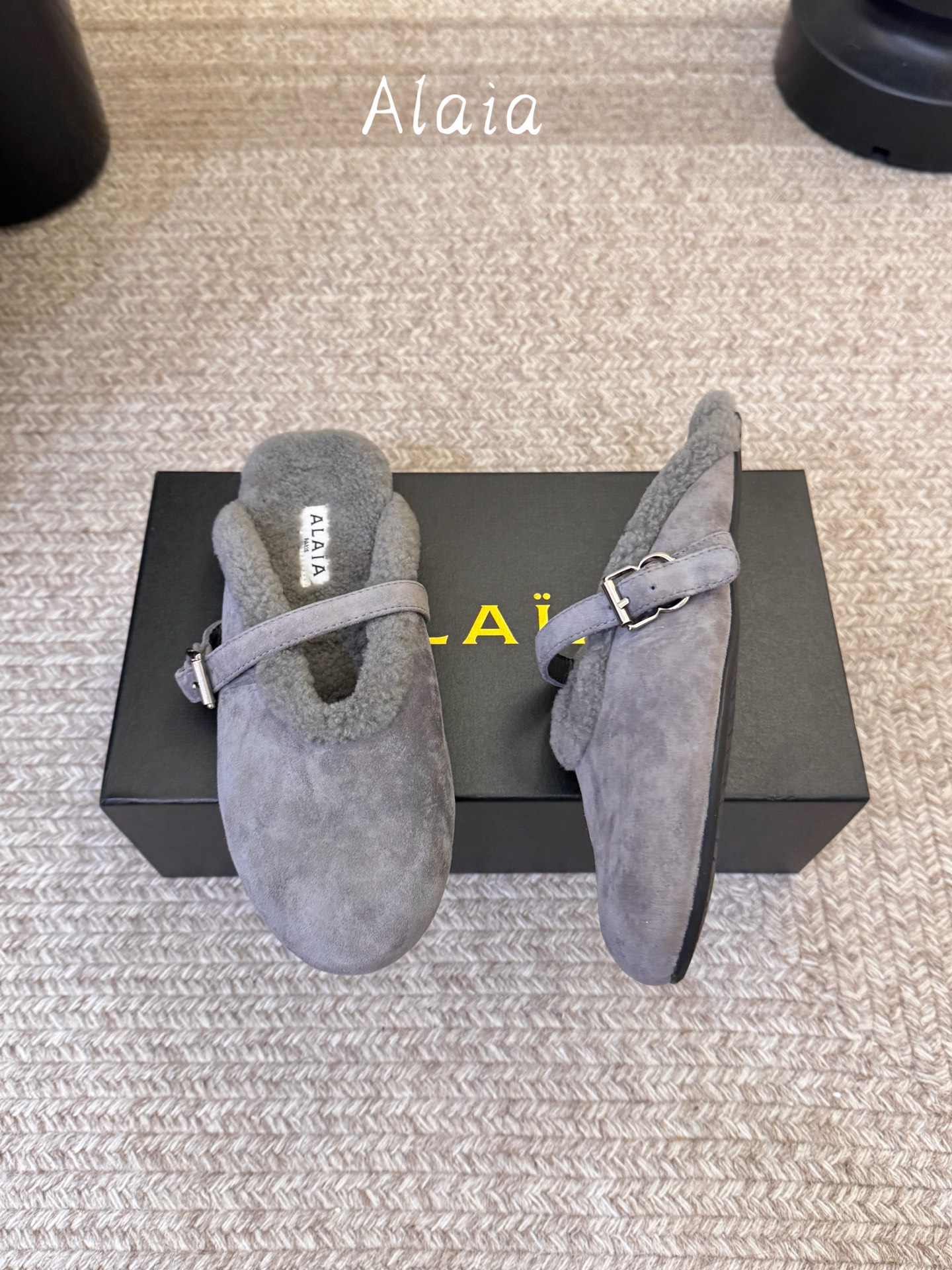 ALAI*   𝟐𝟔𝐀𝐖新品 毛绒玛丽珍半拖|软糯毛绒解锁冬日温柔 复古玛丽珍轮廓糅合暖融融羊羔毛 每一处毛绒都传递软糯