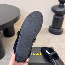 ALAI* 𝟐𝟔𝐀𝐖新品 毛绒玛丽珍半拖|软糯毛绒解锁冬日温柔 复古玛丽珍轮廓糅合暖融融羊羔毛 每一处毛绒都传递软糯 ALAI* 𝟐𝟔𝐀𝐖新品 毛绒玛丽珍半拖|软糯毛绒解锁冬日温柔 复古玛丽珍轮廓糅合暖融融羊羔毛 每一处毛绒都传递软糯
