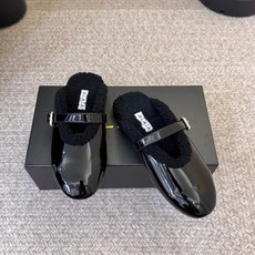 ALAI* 𝟐𝟔𝐀𝐖新品 毛绒玛丽珍半拖|软糯毛绒解锁冬日温柔 复古玛丽珍轮廓糅合暖融融羊羔毛 每一处毛绒都传递软糯 ALAI* 𝟐𝟔𝐀𝐖新品 毛绒玛丽珍半拖|软糯毛绒解锁冬日温柔 复古玛丽珍轮廓糅合暖融融羊羔毛 每一处毛绒都传递软糯